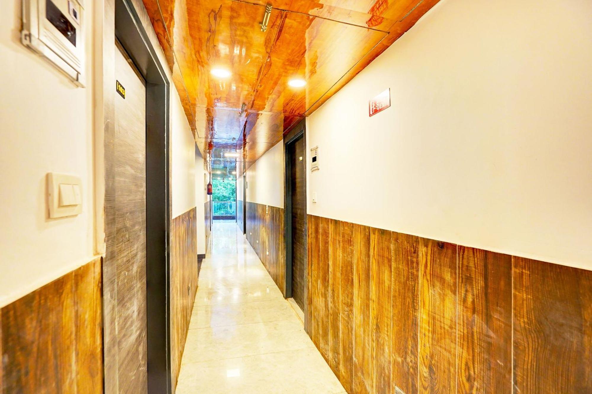 Отель Super Townhouse Sector 104 Нойда Экстерьер фото