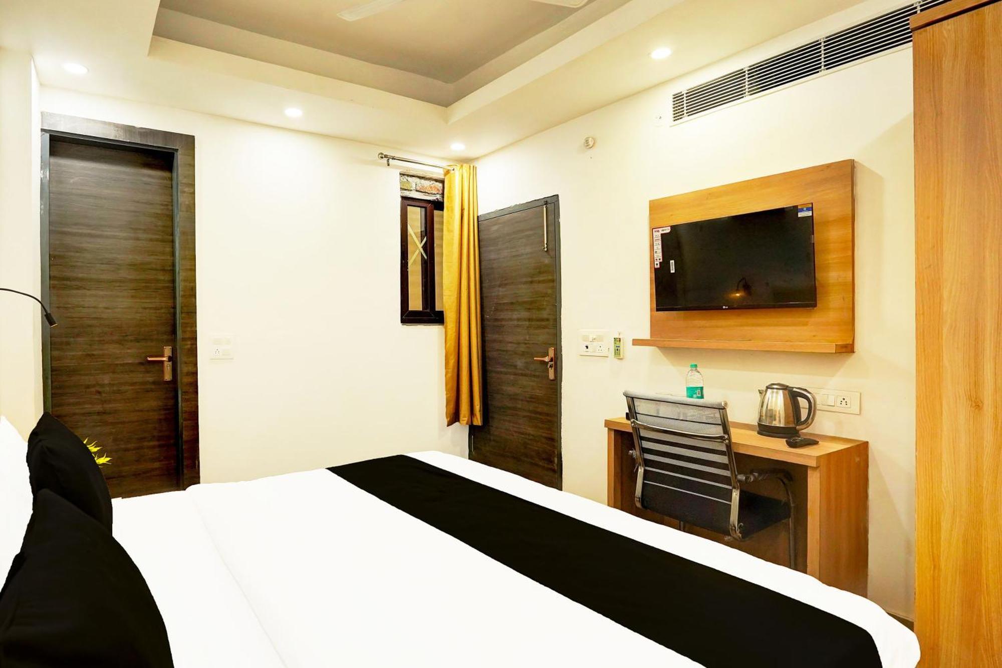 Отель Super Townhouse Sector 104 Нойда Экстерьер фото