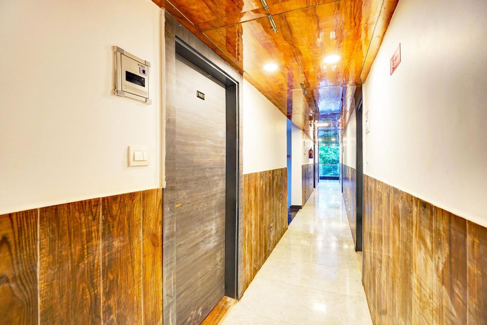 Отель Super Townhouse Sector 104 Нойда Экстерьер фото