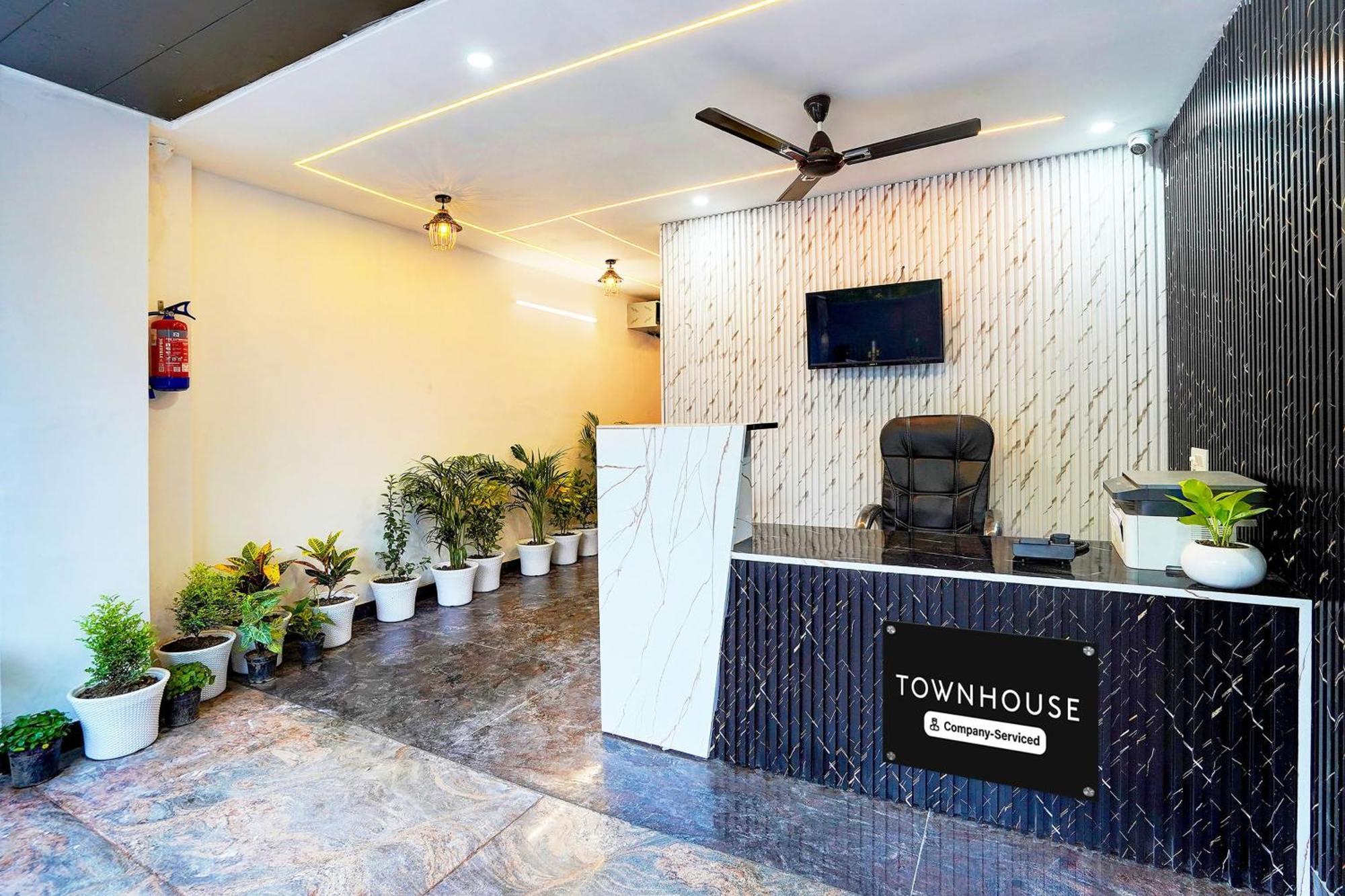 Отель Super Townhouse Sector 104 Нойда Экстерьер фото