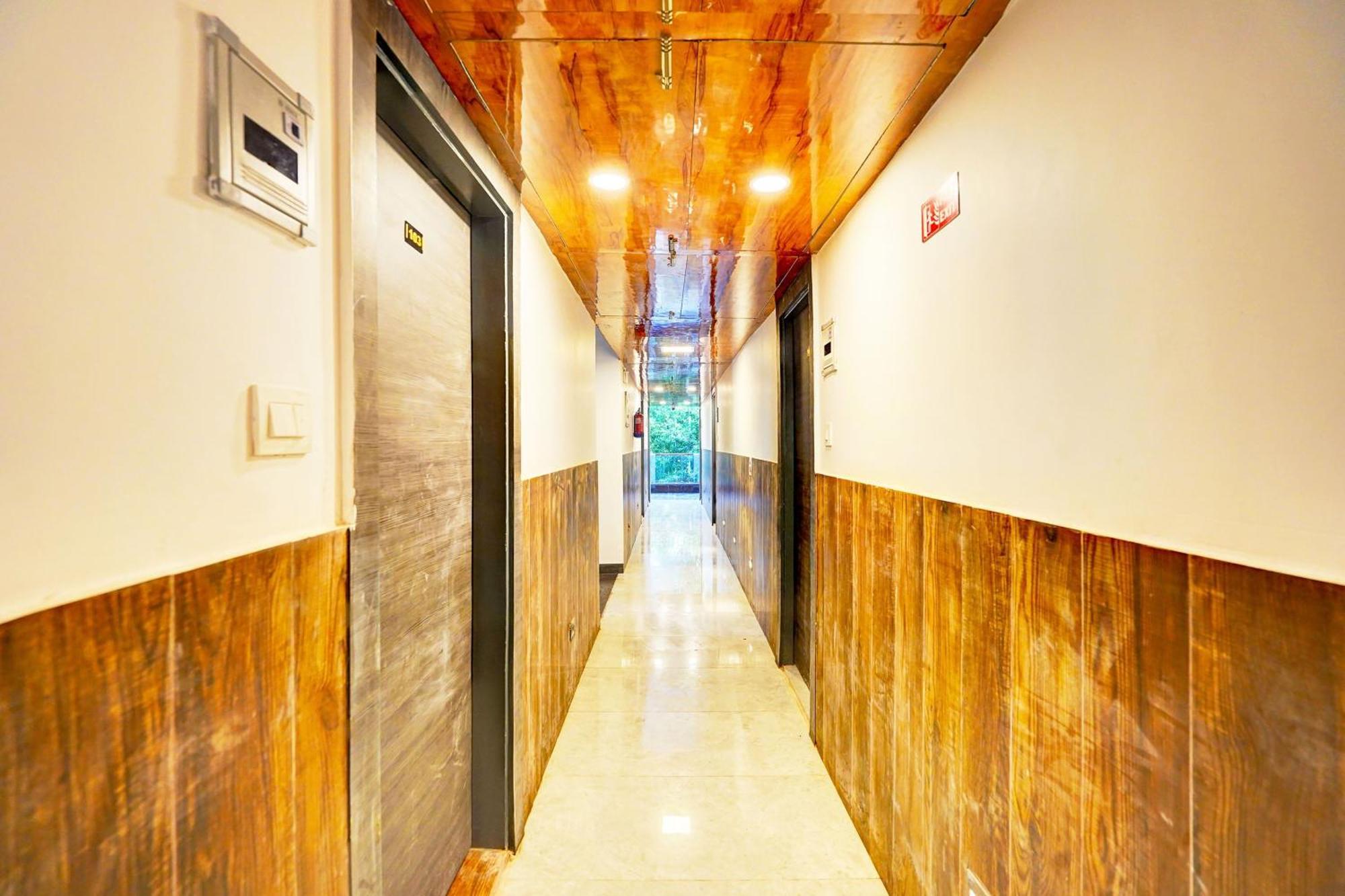 Отель Super Townhouse Sector 104 Нойда Экстерьер фото