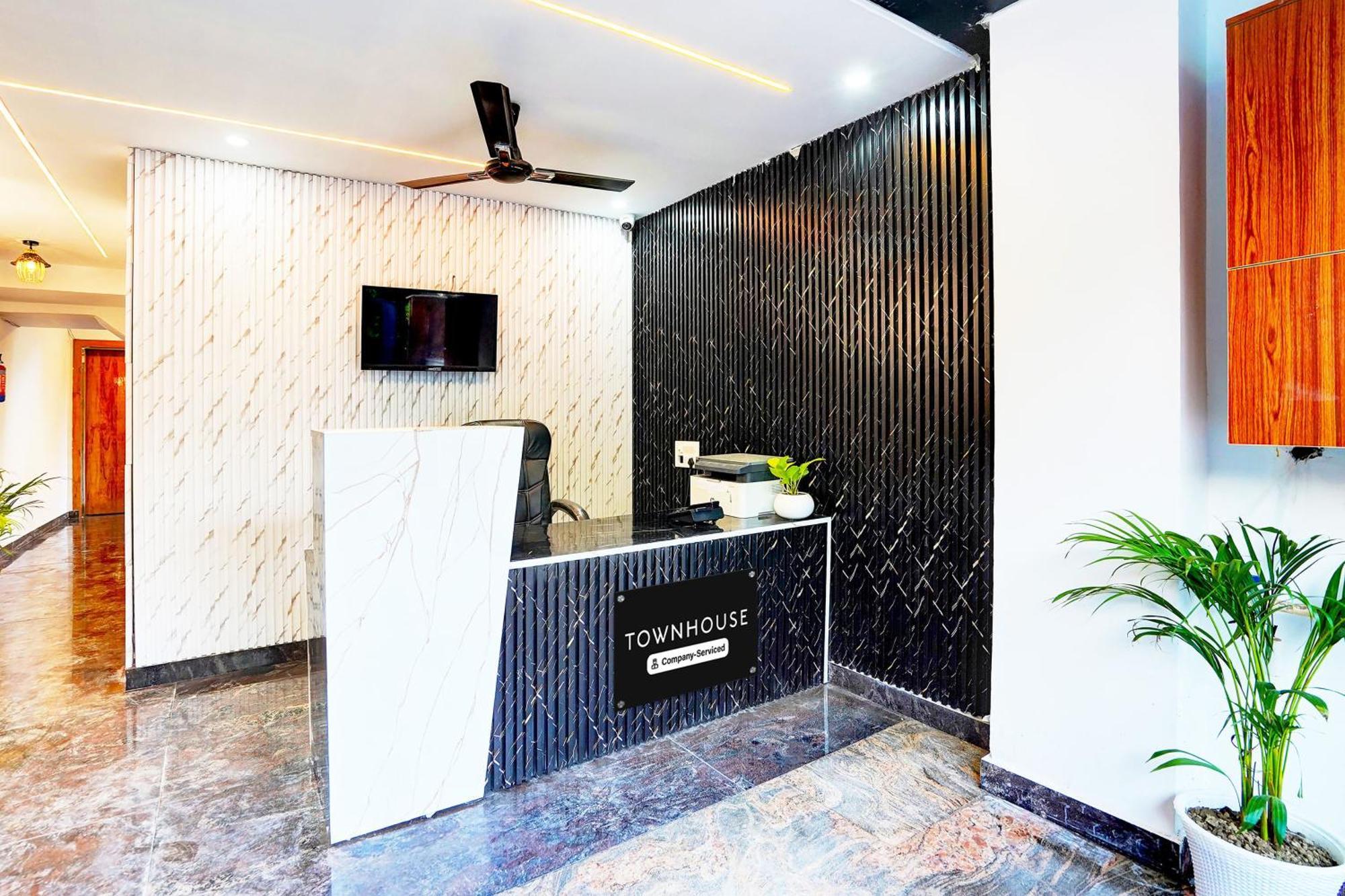Отель Super Townhouse Sector 104 Нойда Экстерьер фото